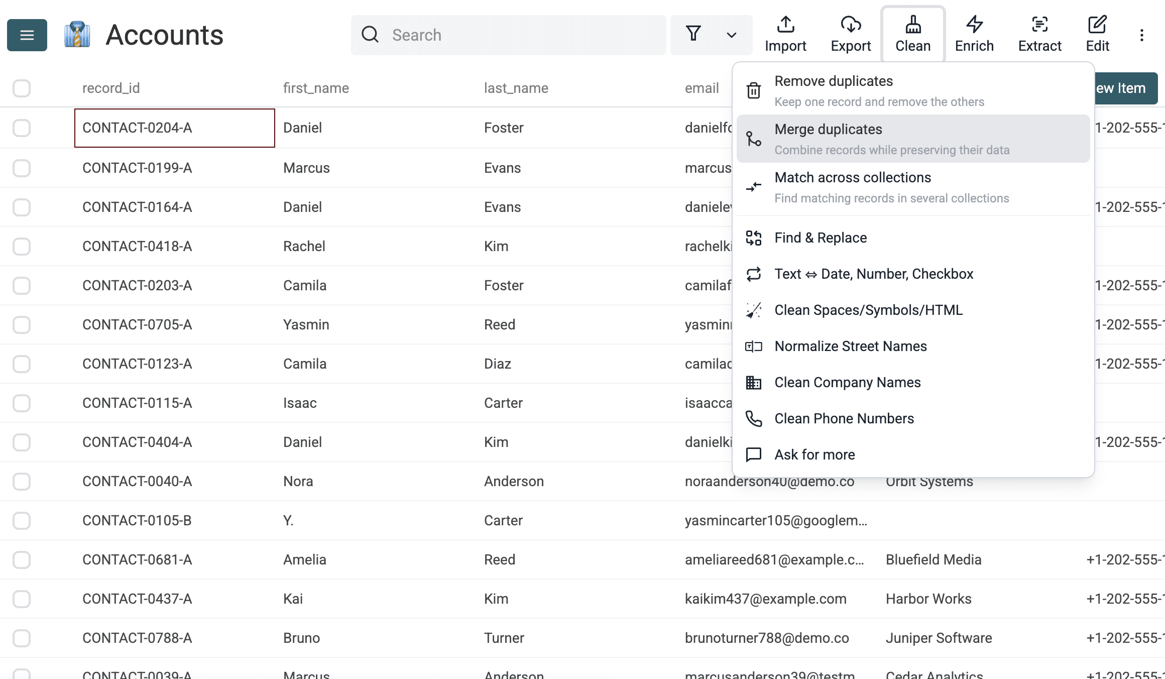Une collection de 1 000 contacts avec le menu Clean ouvert sur Merge duplicates